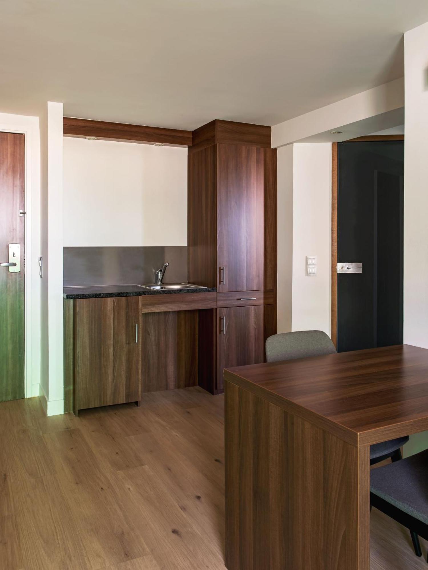 Holiday Inn - Marseille Airport By Ihg Витрол Екстериор снимка
