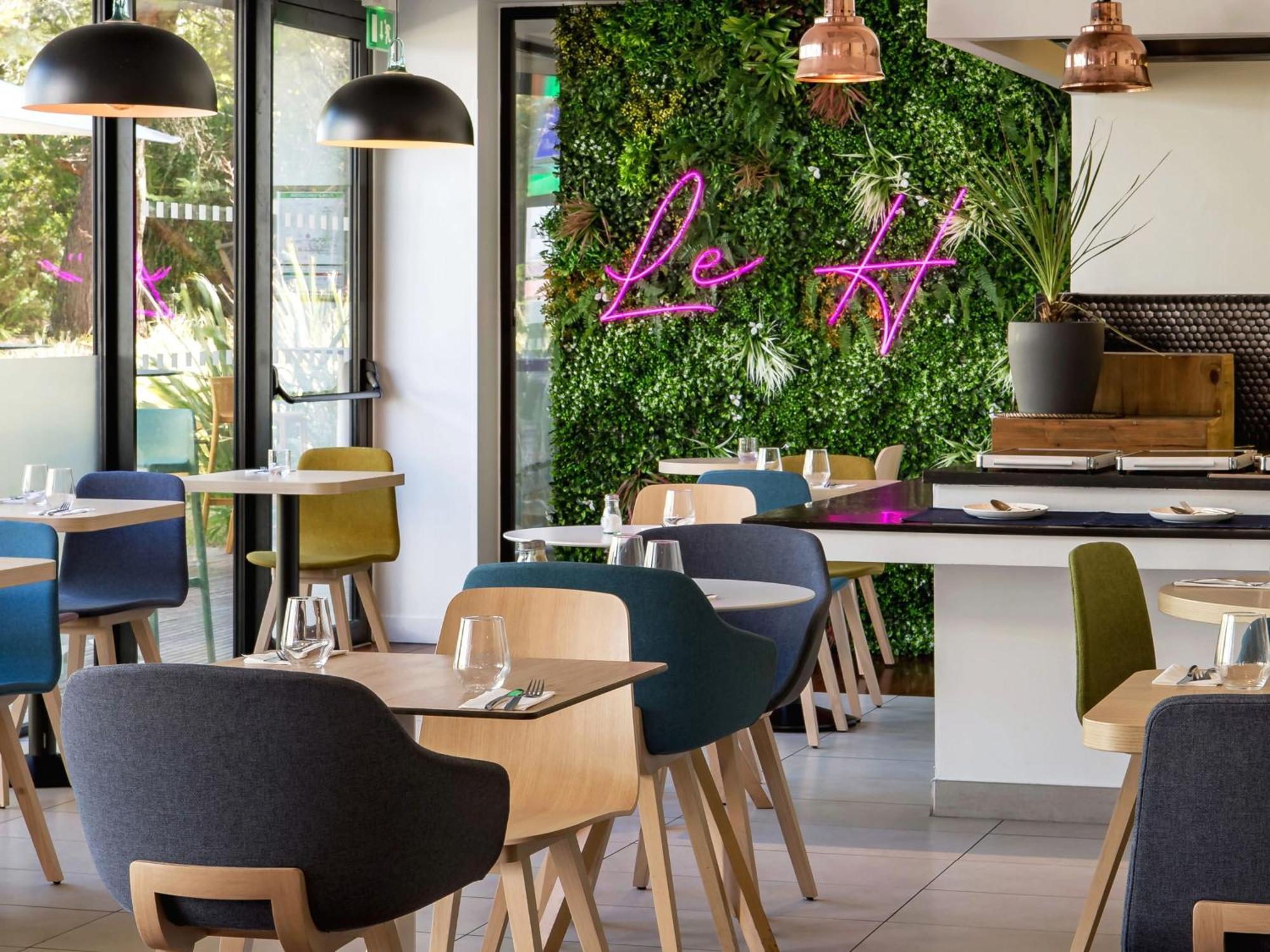 Holiday Inn - Marseille Airport By Ihg Витрол Екстериор снимка